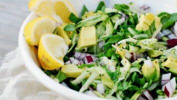 Insalata in verde con condimento raw