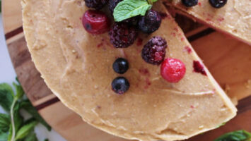Cheesecake crudista banana e fragole