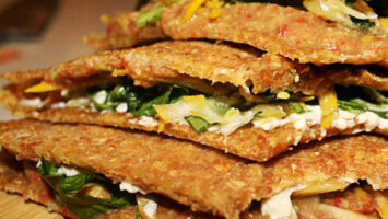 Quesadillas con fragole, spinaci e crema di cipolle