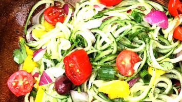 Spaghetti di cetriolo crudo dolci e speziati