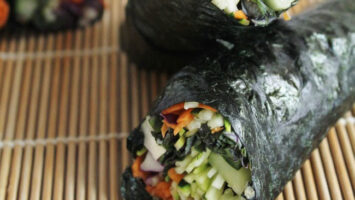 Wraps di alga nori con cetriolo e salsa speziata