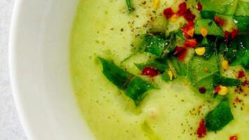 Ricetta crudista zuppa avocado cipolla e mela