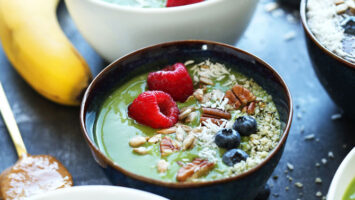 Smoothie con avocado, spinaci e frutti di bosco