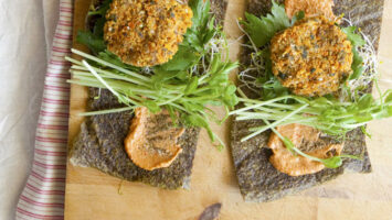 Tartine crudiste di spinaci, carote e zucchine