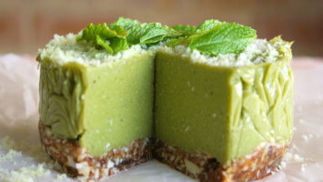 Torta crudista mango spinaci