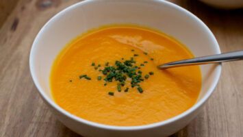 Zuppa cruda con carote, arancia e zenzero