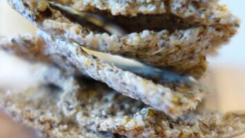 ricetta crackers crudisti con chia e quinoa